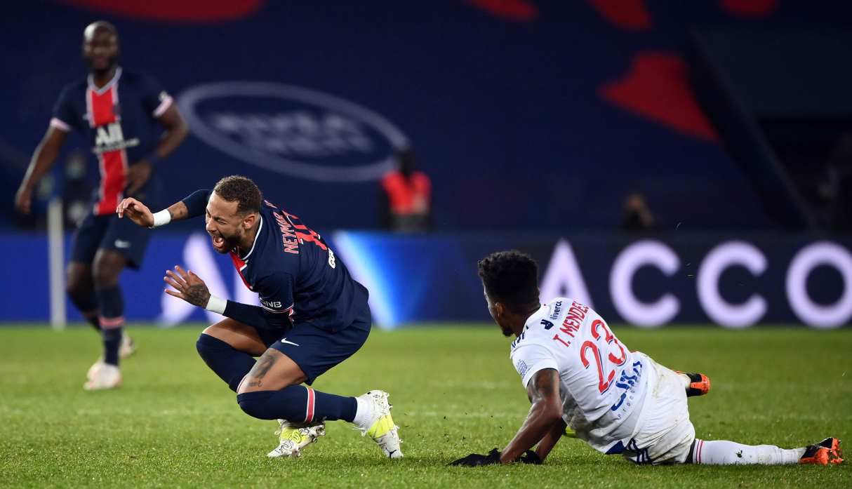 PSG difundió el parte médico de Neymar, lesionado contra Lyon en Francia